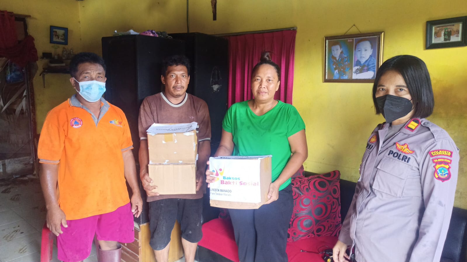 Kapolresta Manado Serahkan Bantuan Pangan Kepada Korban Tanah Longsor di Kairagi Dua