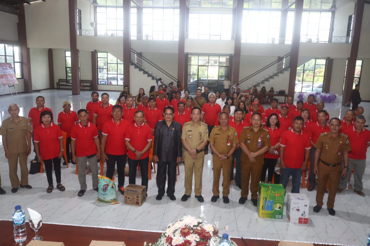 Hadiri Sosialisasi Jaringan Irigasi, Caroll Serahkan Bantuan Petani