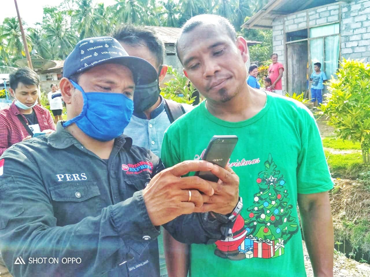 Sangadi Feky saat diwawancarai para Jurnalis.